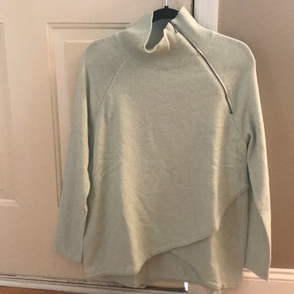 Brand new soft surroundings sweater - Picture 1 of 3